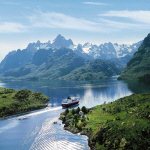 Hurtigruten boot met bergen